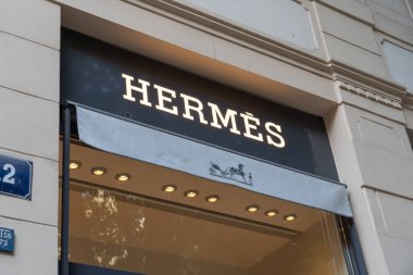Prag, Çek Cumhuriyeti - 22 Temmuz 2020: Hermes mağazası. Fransız yüksek moda ürünleri üreticisi deri, yaşam tarzı aksesuarları, parfüm, mücevher ve hazır giyim konusunda uzmandır. 