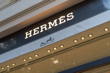 Prag, Çek Cumhuriyeti - 22 Temmuz 2020: Hermes mağazası. Fransız yüksek moda ürünleri üreticisi deri, yaşam tarzı aksesuarları, parfüm, mücevher ve hazır giyim konusunda uzmandır. 