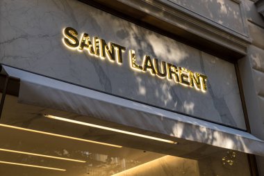 Prag, Çek Cumhuriyeti - 22 Temmuz 2020: Saint Laurent mağaza tabelası. Yves Saint Laurent SAS, Fransız lüks moda evi.