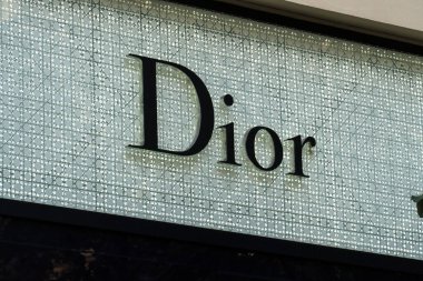 Prag, Çek Cumhuriyeti - 22 Temmuz 2020: Christian Dior mağaza tabelası. Christian Dior Fransız bir moda tasarımcısıydı, dünyanın en iyi moda tasarımcılarından birinin kurucusuydu. 