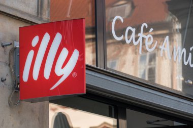 Prag, Çek Cumhuriyeti - 22 Temmuz 2020: Illy caff tabelası bir barın dışında. Illycaff espresso üretiminde uzmanlaşmış bir İtalyan kahve kızartma şirketidir.