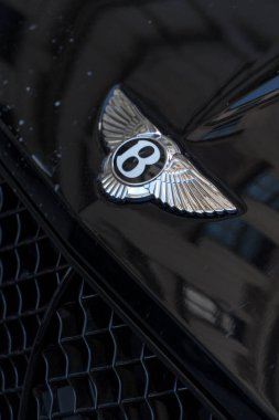 Prag, Çek Cumhuriyeti - 22 Temmuz 2020 Bentley araba amblemi. Bentley Motors Limited, lüks otomobiller tasarlayan, geliştiren ve üreten bir İngiliz şirketidir.