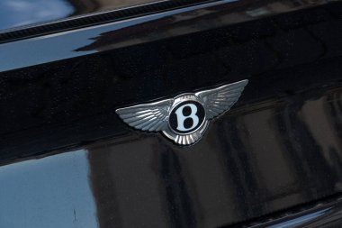 Prag, Çek Cumhuriyeti - 22 Temmuz 2020 Bentley araba amblemi. Bentley Motors Limited, lüks otomobiller tasarlayan, geliştiren ve üreten bir İngiliz şirketidir.