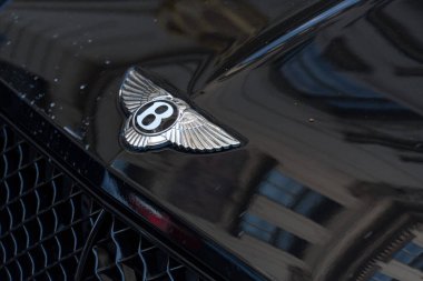 Prag, Çek Cumhuriyeti - 22 Temmuz 2020 Bentley araba amblemi. Bentley Motors Limited, lüks otomobiller tasarlayan, geliştiren ve üreten bir İngiliz şirketidir.