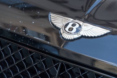 Prag, Çek Cumhuriyeti - 22 Temmuz 2020 Bentley araba amblemi. Bentley Motors Limited, lüks otomobiller tasarlayan, geliştiren ve üreten bir İngiliz şirketidir.