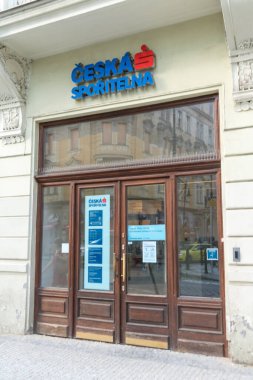 Prag, Çek Cumhuriyeti - 22 Temmuz 2020: Ceska sporitelna banka şubesi. Ceska Sporitelna, Avusturya 'nın Erste Grubu' nun bir parçası olan en büyük Çek bankası.