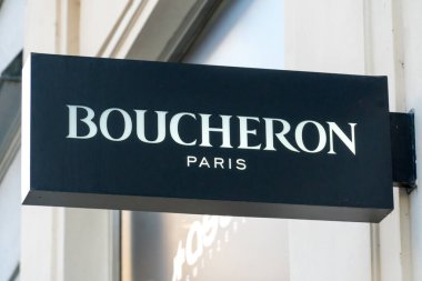 Prag, Çek Cumhuriyeti - 22 Temmuz 2020: Boucheron 'un imzası, Fransız lüks mücevher ve saat şirketi