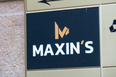 Prag, Çek Cumhuriyeti - 22 Temmuz 2020: Maxin 'in çok uluslu insan kaynakları danışmanlık firmasının bayrağı