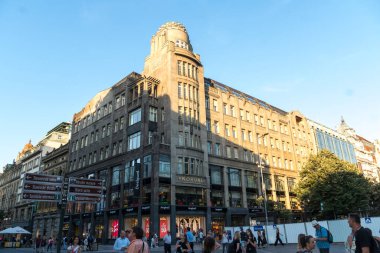 Prag, Çek Cumhuriyeti - 22 Temmuz 2020: Koruna Sarayı alışveriş merkezi cephesi