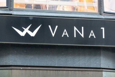 Prag, Çek Cumhuriyeti - 22 Temmuz 2020: VaNa 1 moda aksesuarları mağaza tabelası