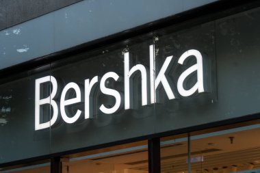 Prag, Çek Cumhuriyeti - 22 Temmuz 2020: Bershka mağazasının dış tabelaları. Bershka, İspanyol Inditex grubunun bir parçası olan bir giyim perakendecisi şirketi.