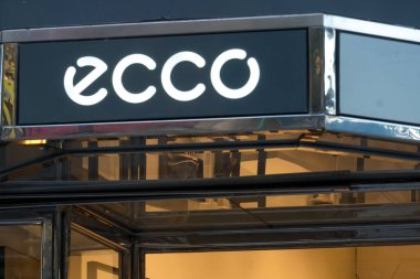 Prag, Çek Cumhuriyeti - 22 Temmuz 2020: Ecco ayakkabı mağazası tabelası. 1963 'ten beri, Ecco Danimarkalı bir ayakkabı üreticisi, yüksek kaliteli, rahat ayakkabılar üretiyor.