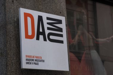 Prag, Çek Cumhuriyeti - 22 Temmuz 2020: DAMU 'nun imzası, Sahne Sanatları Akademisi Tiyatro Fakültesi, müzik, dans, drama, film, televizyon ve multimedya alanlarında uzmanlaşmıştır.