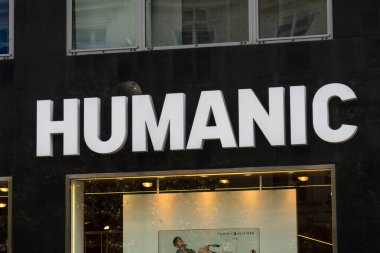 Prag, Çek Cumhuriyeti - 23 Temmuz 2020: İnsani mağaza tabelası. Shoe House Humanic Avusturya şirketi Leder und Schuh 'un bir yan kuruluşu.