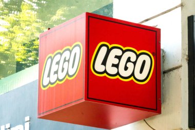 Prag, Çek Cumhuriyeti - 23 Temmuz 2020 Lego markası logosu. Danimarka 'nın Billund şehrinde özel bir şirket olan The Lego Group tarafından üretilen bir dizi plastik inşaat oyuncağı.