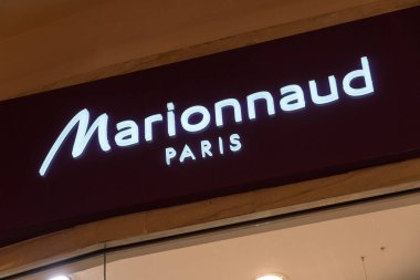 Prag, Çek Cumhuriyeti - 24 Temmuz 2020: Marionnaud 'un imzası, Hutchison Whampoa Şirketi' nden lüks parfümler ve kozmetik ürünleri