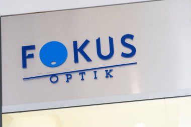 Prag, Çek Cumhuriyeti - 24 Temmuz 2020: Fokus Optik 'in mağaza işareti, gözlük dükkanı