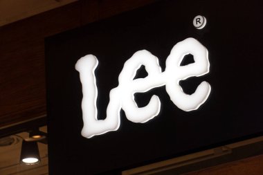 Prag, Çek Cumhuriyeti - 24 Temmuz 2020: Lee şirketi bayrağı, Amerikan kot pantolonu markası