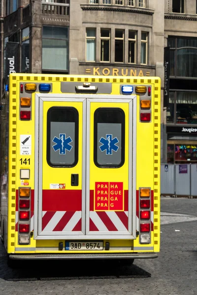 Praag Tsjechië Juli 2020 Paramedici Rijden Een Tsjechische Ambulance — Stockfoto