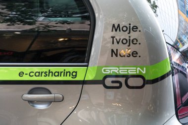 Prag, Çek Cumhuriyeti - 24 Temmuz 2020: Greengo e-araba paylaşım amblemi, Macar otomobil paylaşım şirketi