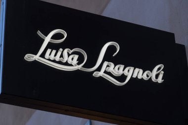 Prag, Çek Cumhuriyeti - 24 Temmuz 2020: Luisa Spagnoli mağazası. Luisa Spagnoli İtalyan bir iş kadınıydı. Kadın giyimi ve çikolata markası Perugina 'yı yaratmasıyla ünlüydü.