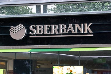 Prag, Çek Cumhuriyeti - 22 Temmuz 2020: Sberbank Rusya Bankası şubesi. PJSC Sberbank bir devlet bankası ve finans hizmetleri şirketidir.