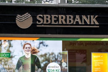 Prag, Çek Cumhuriyeti - 22 Temmuz 2020: Sberbank Rusya Bankası şubesi. PJSC Sberbank bir devlet bankası ve finans hizmetleri şirketidir.