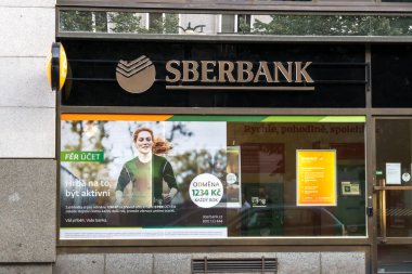 Prag, Çek Cumhuriyeti - 22 Temmuz 2020: Sberbank Rusya Bankası şubesi. PJSC Sberbank bir devlet bankası ve finans hizmetleri şirketidir.