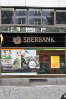 Prag, Çek Cumhuriyeti - 22 Temmuz 2020: Sberbank Rusya Bankası şubesi. PJSC Sberbank bir devlet bankası ve finans hizmetleri şirketidir.