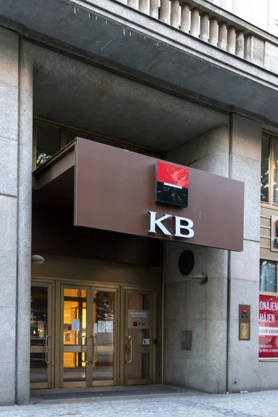 Prag, Çek Cumhuriyeti - 22 Temmuz 2020: Komercni banka şubesi. KB büyük bir Çek bankasıdır ve Societe Generale uluslararası finans grubu üyesi olan KB Group 'un ana şirketidir.