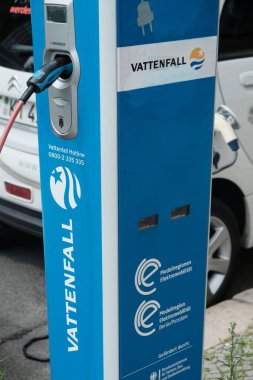Berlin, Almanya - 2 Ağustos 2017: Vattenfall şarj istasyonu. Vattenfall, İsveçli elektrik, ısı ve doğalgaz şirketi.