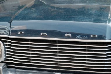 Berlin, Almanya - 2 Ağustos 2017: Eski arabadaki Ford tabelası. Henry Ford tarafından 1903 yılının Haziran ayında kurulan Ford Motor Company, merkezi Detroit 'te bulunan çok uluslu bir otomobil üreticisi.