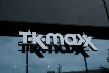 Berlin, Almanya - 2 Ağustos 2017: TK Maxx mağaza tabelası. TK Maxx, genellikle tkmaxx olarak adlandırılan, Amerikan giyim ve ev eşyaları şirketi TJX Company 'nin bir yan kuruluşu.