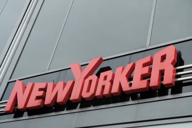 Berlin, Almanya - 2 Ağustos 2017: New Yorker mağaza tabelası. 1971 'de kurulan Alman giyim perakendecisi, öncelikli olarak 16.000 çalışanı olan 12 ila 39 yaşındakilerin hedef grubuna hitap ediyor.