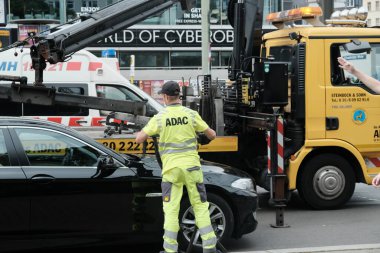 Berlin, Almanya - 2 Ağustos 2017: Adac sinir krizi yardımı. 1903 yılında kurulan ADAC, Almanya 'da bulunan bir otomobil kulübüdür.