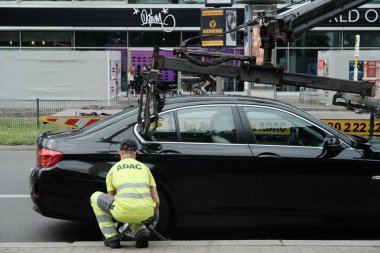 Berlin, Almanya - 2 Ağustos 2017: Adac sinir krizi yardımı. 1903 yılında kurulan ADAC, Almanya 'da bulunan bir otomobil kulübüdür.