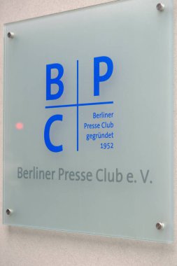 Berlin, Almanya - 15 Temmuz 2017: Berliner Basın Kulübü logosu. Berlin Basın Kulübü (İngilizce: Berlin Press Club E. V.), Berlin ve Brandenburg 'dan gelen bir gazeteciler federasyonu.