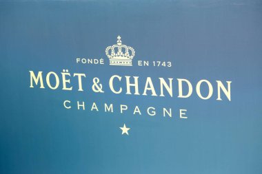 Berlin, Almanya - 15 Temmuz 2017: Moet & Chandon şampanya logosu. Moet & Chandon, dünyanın en büyük şampanya üreticilerinden biri olan Fransız şaraphanesidir.