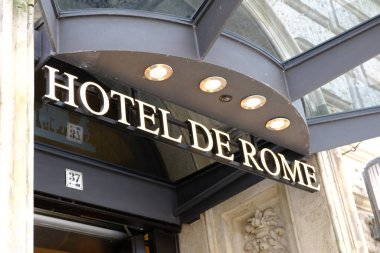 Berlin, Almanya - 15 Temmuz 2017: Berlin 'deki Rocco Forte Hotel de Rome' un girişi, Bebelplatz 'da yer almaktadır. Rocco Forte Otelleri, lüks oteller ve otellerden oluşan bir gruptur.