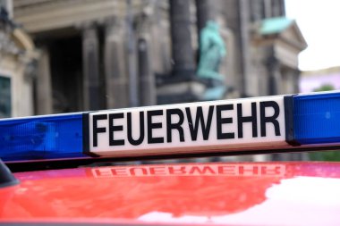 Berlin, Almanya - 15 Temmuz 2017: Berliner İtfaiyesi servis arabası. 112, ücretsiz aranabilen tek Avrupa acil durum numarasıdır. Yangın ve tıbbi acil durum için kullanılır.