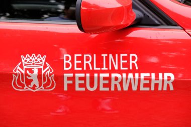 Berlin, Almanya - 15 Temmuz 2017: Berliner İtfaiyesi servis arabası. 112, ücretsiz aranabilen tek Avrupa acil durum numarasıdır. Yangın ve tıbbi acil durum için kullanılır.