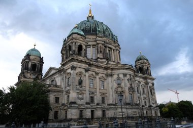 Berlin Katedrali (Almanca: Berliner Dom) Mitte ilçesindeki Müze Adası 'ndaki Evanjelik Yüksek Kilise ve Kolej Kilisesi' nin kısaltması.