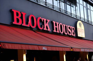 Berlin, Almanya - 15 Temmuz 2017: Blok Ev Restoranı. 1968 'de Hamburg, Almanya' da kuruldu, Avrupa 'nın her yerinde 47 tane Block House restoranı var.