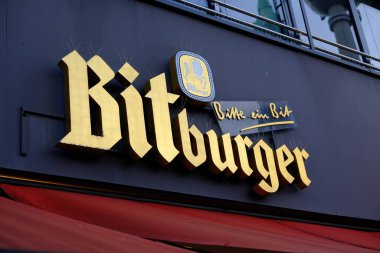 Berlin, Almanya - 15 Temmuz 2017: Bitburger tabelası bir restoranın önünde. Bitburger bira fabrikası 1817 'de kurulan büyük bir Alman bira fabrikasıdır.