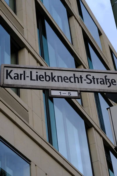カール リーブクネヒト通りの標識 Karl Liebknecht Straeはドイツの首都ベルリンのミッテ地区の主要通りです — ストック写真
