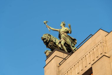 Prag, Çek Cumhuriyeti - 22 Temmuz 2020: Çek Ulusal Bankası (Ceska Narodni Banka) binasının heykeli)