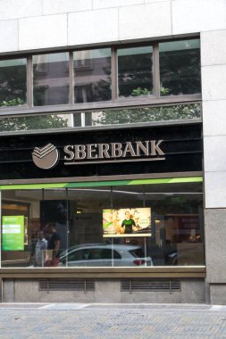Prag, Çek Cumhuriyeti - 22 Temmuz 2020: Sberbank Rusya Bankası şubesi. PJSC Sberbank bir devlet bankası ve finans hizmetleri şirketidir.