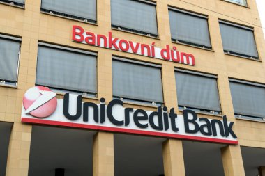 Prag, Çek Cumhuriyeti - 22 Temmuz 2020: UniCredit Bank Çek Cumhuriyeti ve Slovakya, Çek ve Slovak bankaları Prag merkezli. Banka, İtalya merkezli UniCredit Group 'un bir yan kuruluşuydu.