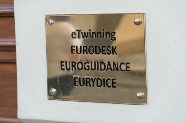 Prag, Çek Cumhuriyeti - 22 Temmuz 2020: eTwin Eurodesk plakası. eTwin hareketi, Avrupa Komisyonu 'nun Avrupa okullarını işbirliği yapmaya teşvik etmeyi amaçlayan bir girişimi