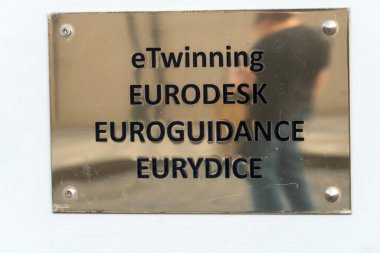 Prag, Çek Cumhuriyeti - 22 Temmuz 2020: eTwin Eurodesk plakası. eTwin hareketi, Avrupa Komisyonu 'nun Avrupa okullarını işbirliği yapmaya teşvik etmeyi amaçlayan bir girişimi